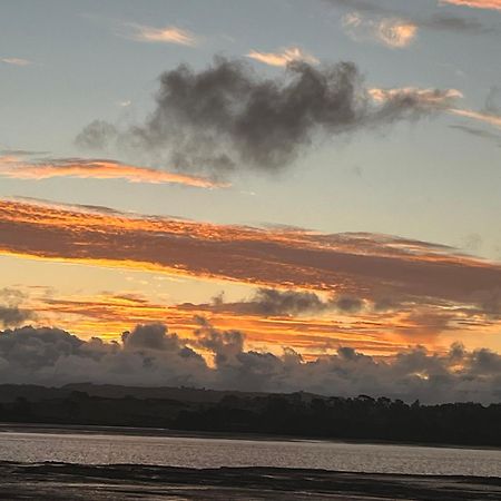 Absolute Waterfront Serenity Near Auckland Clarks Beach エクステリア 写真